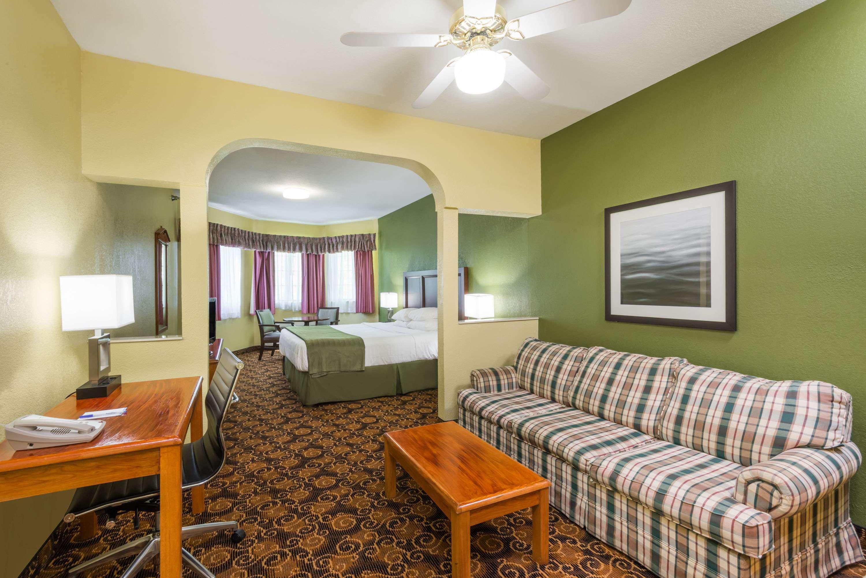 Baymont By Wyndham Winchester Exterior photo