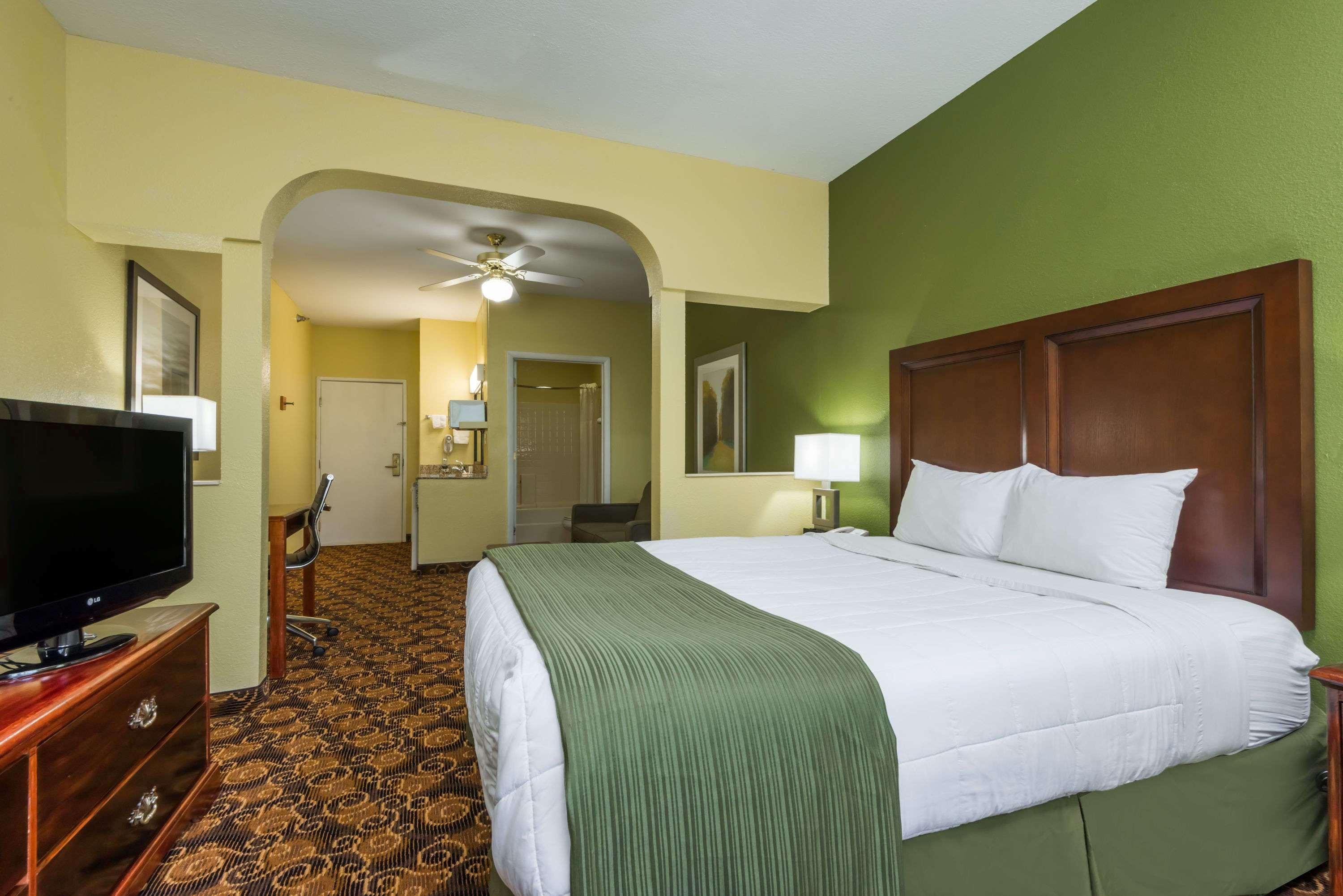 Baymont By Wyndham Winchester Exterior photo